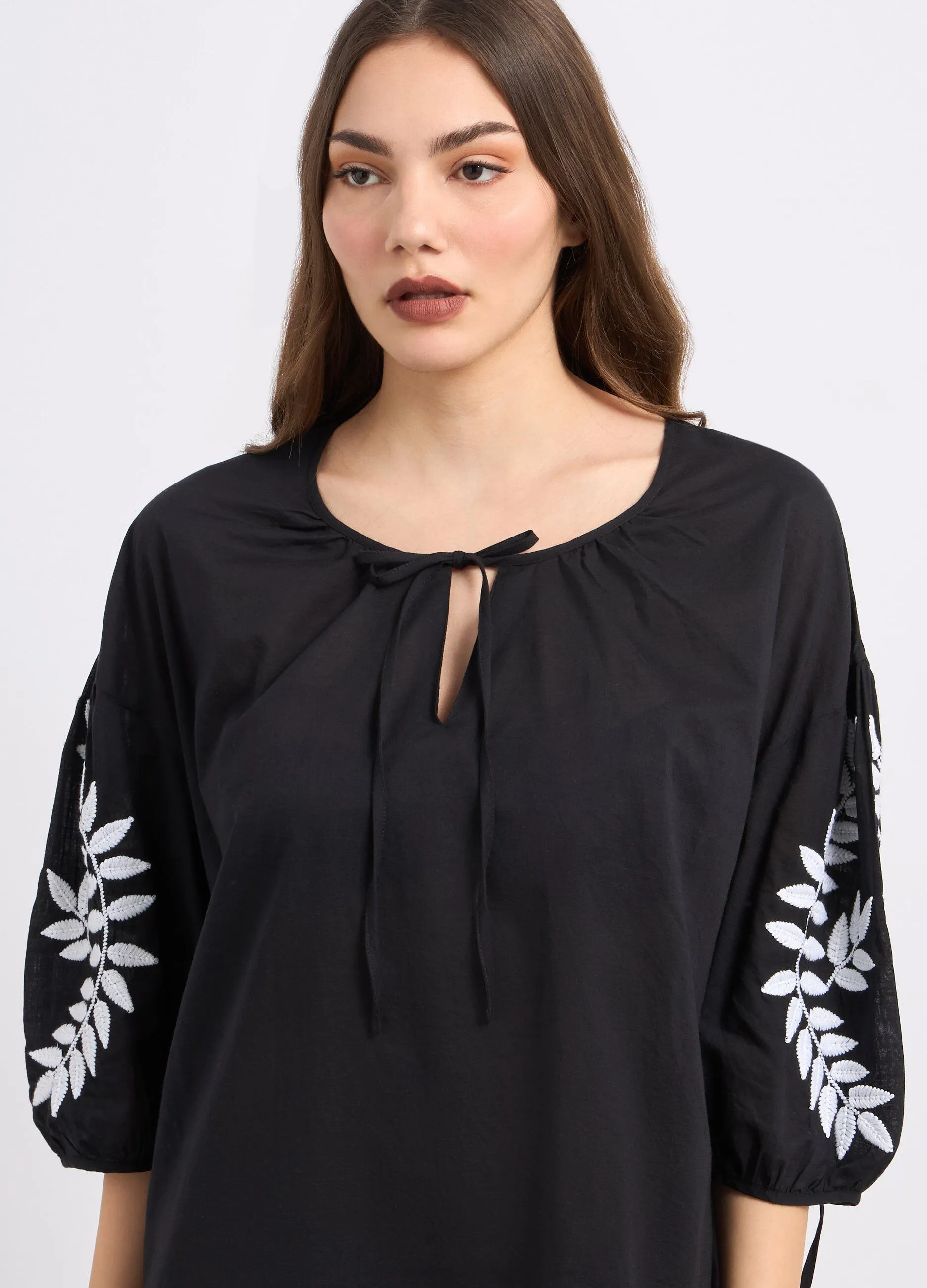 Copricostume corto in misto cotone con ricami donna